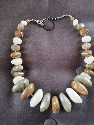 Short necklace like new, bulky, white and beige