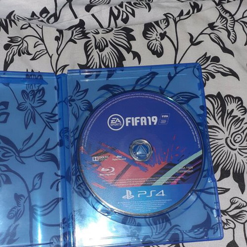 FIFA 19 PS4 game like new, 2 discs with 1 not working