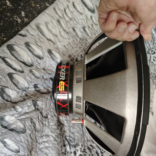 Kicker ES154 Subwoofer 15 inch like new, one coil needed
