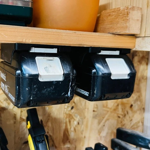 Mounting base for Makita batteries new, 3D printed