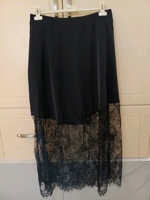 Women's satin maxi skirt with lace like new, size XL, black