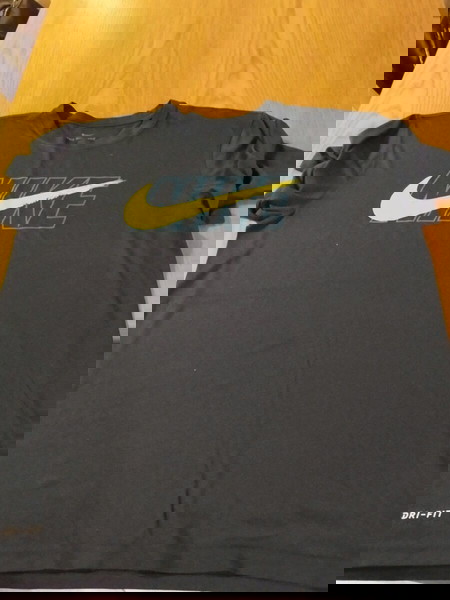 T-shirt Nike.
