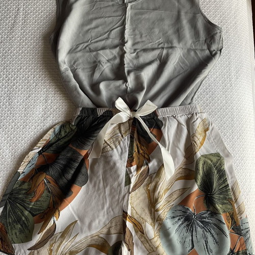 Multi-wear women's homewear set 4 pieces with tropical pattern, like new