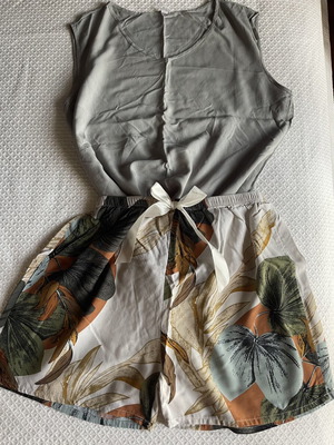 Multi-wear women's homewear set 4 pieces with tropical pattern, like new