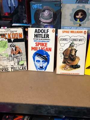 Σετ βιβλίων Spike Milligan Milestones μεταχειρισμένα από τη δεκαετία του 1970 στα αγγλικά