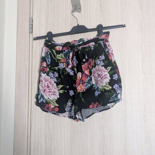 Stradivarius fabric shorts like new, black with multicolor