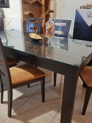 Τραπεζαρία με έξι καρέκλες σαν καινούργια, μασίφ οξιά