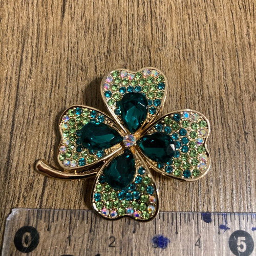 Clover pin emerald color like new, vintage