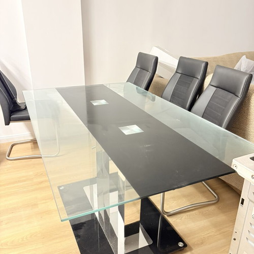 Glass dining table used 1.50x0.90 m