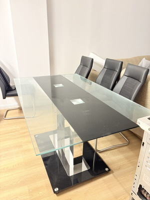 Glass dining table used 1.50x0.90 m