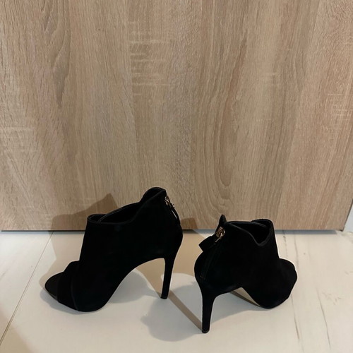 Guess suede high-heeled ankle boots like new with gold details
