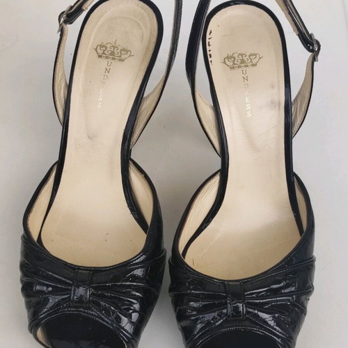 Leather high-heeled sandal black patent like new, size 39