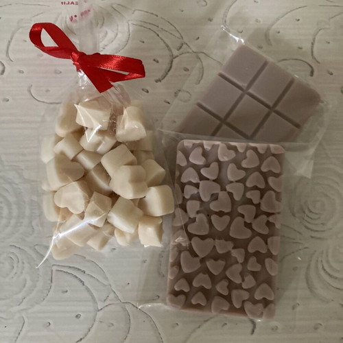 Wax melts and snap bars with 30 heart shapes, new, various scents