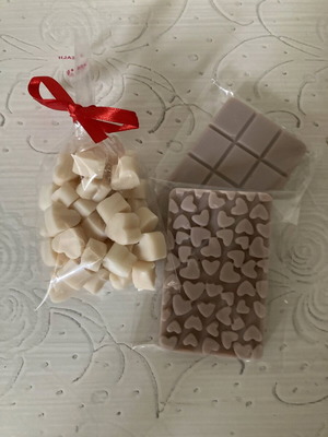 Wax melts and snap bars with 30 heart shapes, new, various scents