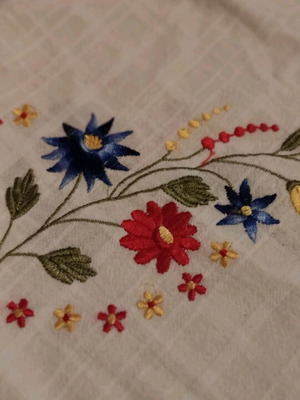 Tablecloth and napkin set like new with dimensions 1.16x1.26 and 0.62x0.62