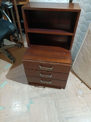 Κομοδίνο μεταχειρισμένο 45μ x 40β x 80υ με δυνατότητα μεταφοράς