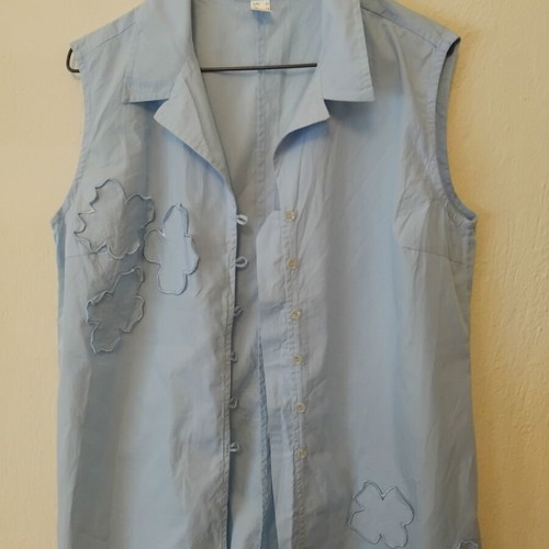 Sleeveless shirt like new 100% cotton with designs
