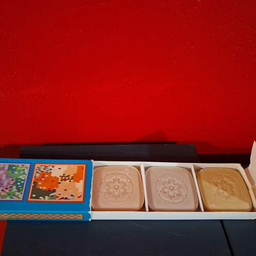 Vintage Antonio Puig SA Luxury Floral Soaps set of 6, like new