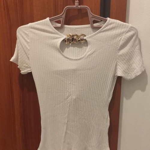 Decoro white ribbed T shirt small like new with gold chain detail