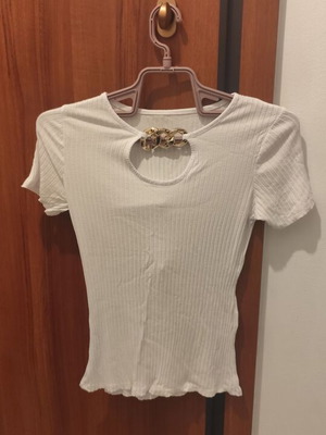 Decoro white ribbed T shirt small like new with gold chain detail