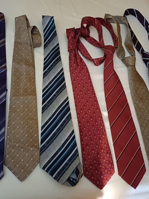 Men's ties set of 7 like new, classic and modern designs