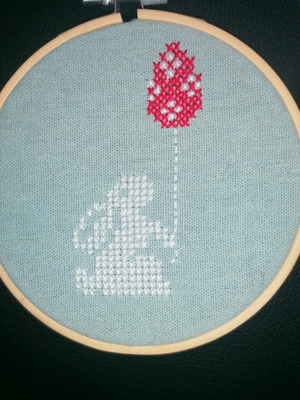 Πασχαλινό κεντητό καδράκι χειροποίητο σε τελάρο 13 εκ σε σιέλ καμβά