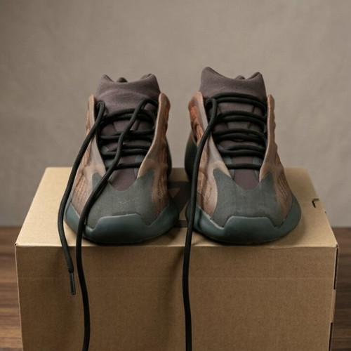 Adidas Yeezy 700 V3 "Copper Fade" like new, size 45