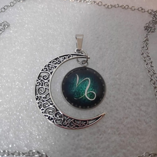 Capricorn Zodiac Crescent Moon Pendant Necklace like new