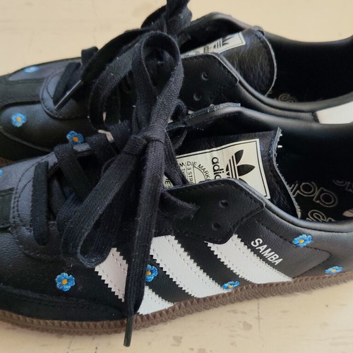 Adidas Samba OG αθλητικά σαν καινούργια, μαύρα με μπλε κεντητά λουλούδια νούμερο 40