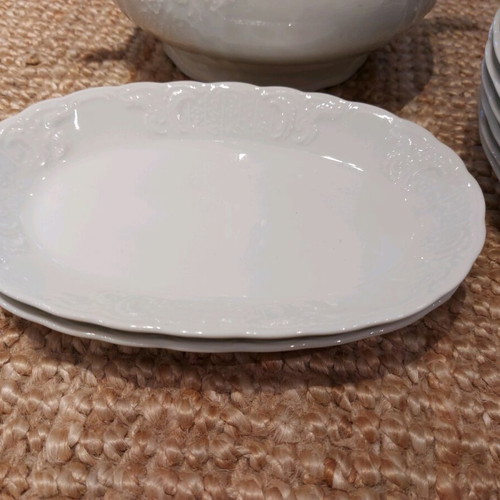 Bavaria porcelain dish set like new, 14 round plates, 2 oval, tureen