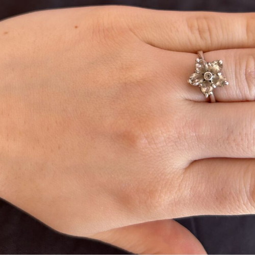 Silver 925 ring used with white flower-shaped stones