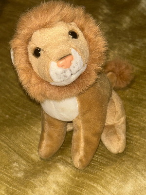 Stuffed lion like new
