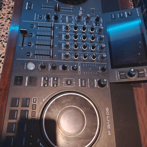 Denon SC Live 4 DJ controller