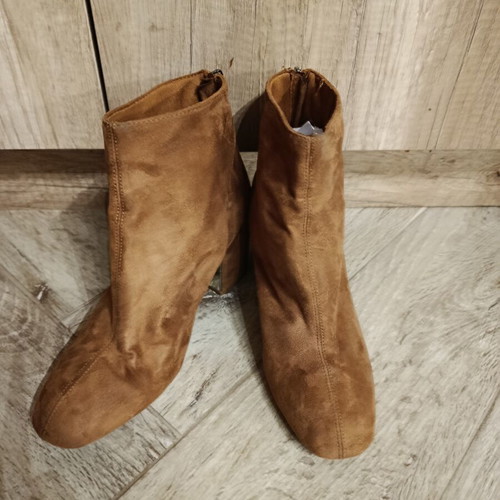 Brown suede ankle boots with block heel and back zipper