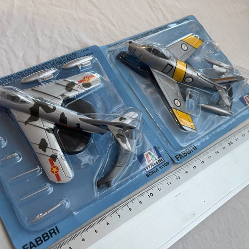 Αεροπλάνα jet F86 Sabre και MIG 17 καινούργια, κλίμακα 1/100, πακέτο 2