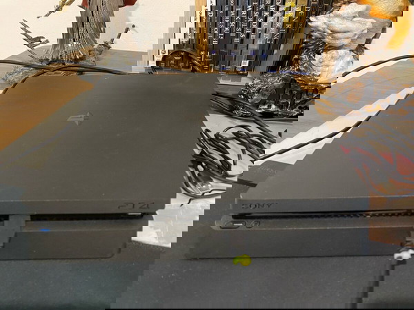 PlayStation 4 Slim Ofw 11.50 / 500Gb Без контролери С кабели за захранване и HDMI Почистен нова паста