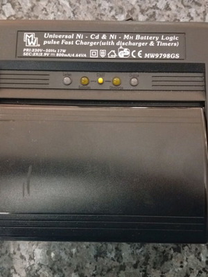 Battery charger universal like new, 4 batteries