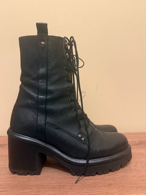 Italian leather Ecart ankle boots like new, size 37, black