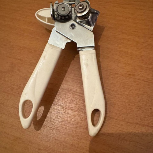 Can opener with rotating handle like new