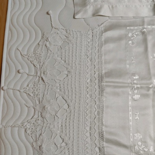 Silk dining set unused, dowry