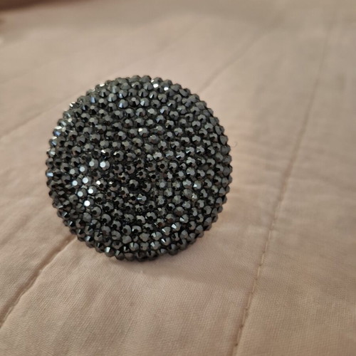Marguerite ring with black gray strass, like new, adjustable