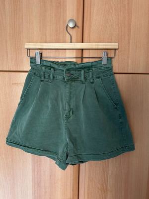 High-waist cotton green shorts like new, size M