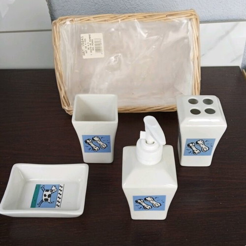 Bathroom set like new with cleaning products and accessories