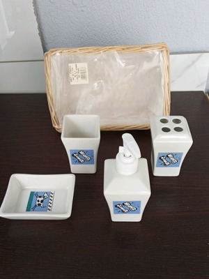 Bathroom set like new with cleaning products and accessories