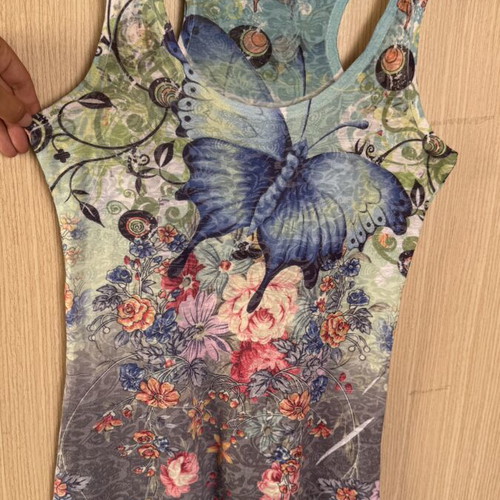 Sleeveless top with butterfly design like new, multicolor, sizes M-L