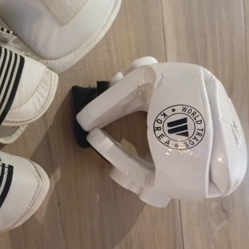 Taekwondo equipment like new, complete sets sizes M and L