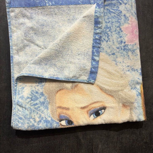 Frozen Elsa Anna towel used, children's bath and beach
