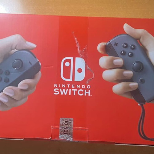 Nintendo Switch like new with 4 games and travel case
