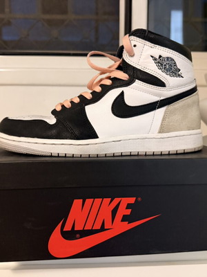 Air Jordan 1 OG Bleached Coral sneakers μεταχειρισμένα, μέγεθος 42, άσπρα