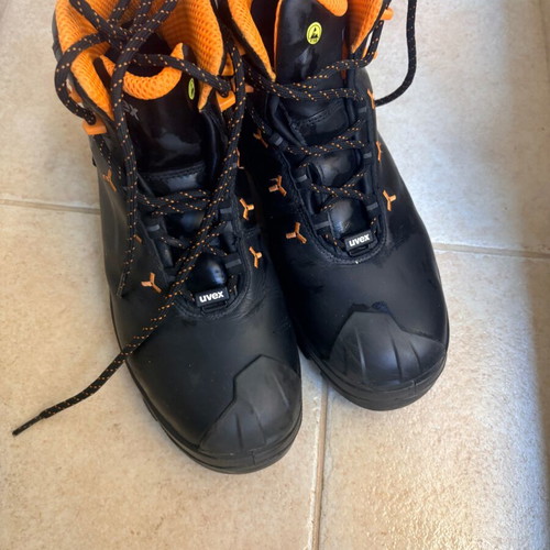 Uvex safety boots size 43